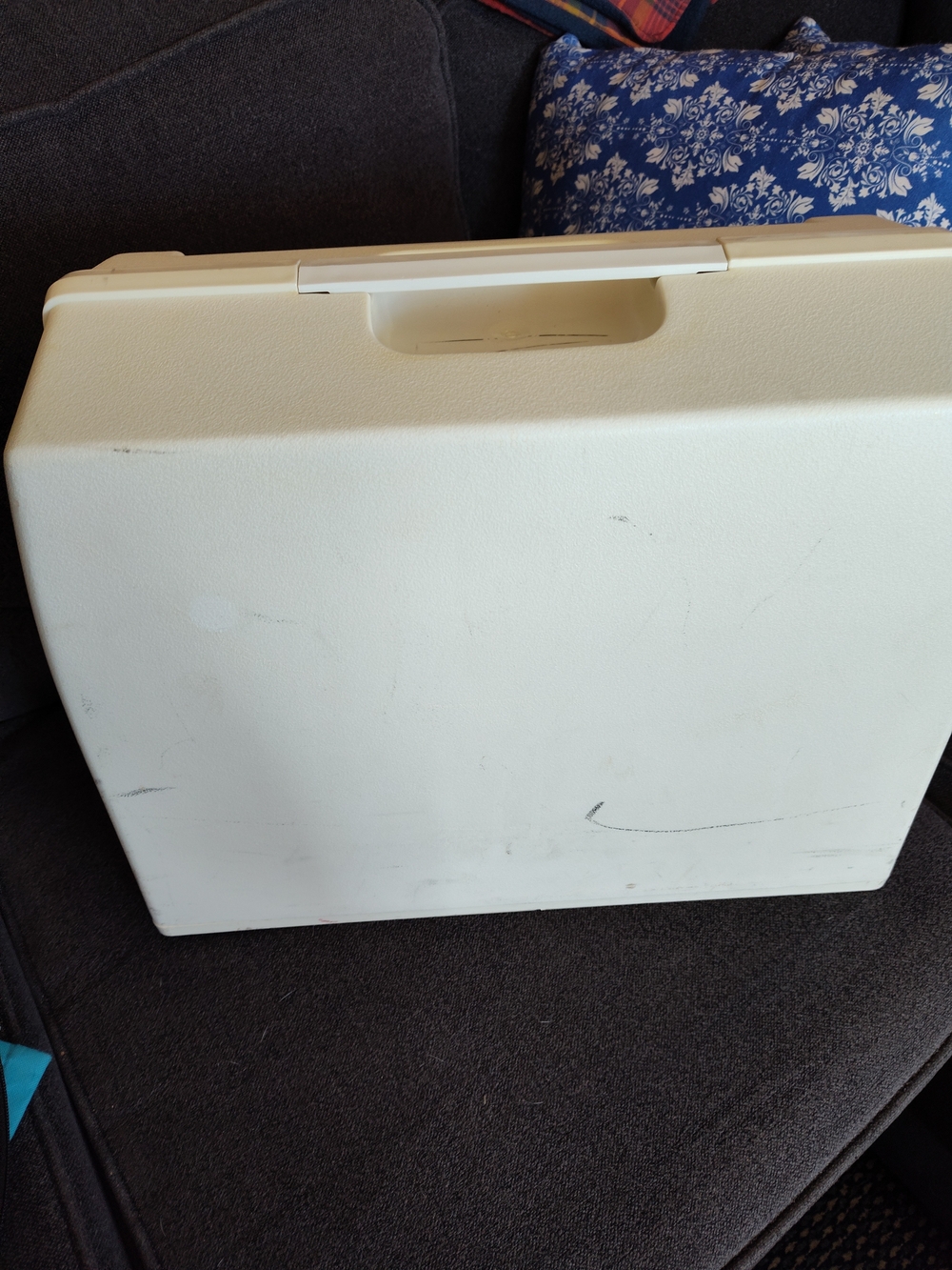 Plastic Sewing Machine Case - Picture 2 of 11